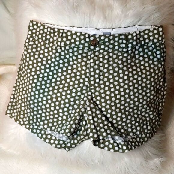 Old navy shorts olive green in color with white sea shells on them.size 4 - Picture 1 of 3